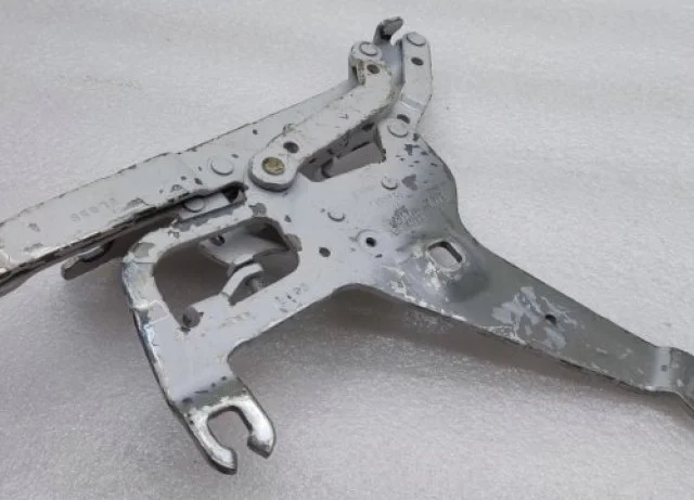 Петля капота левая для BMW X5 F15 (Ф15) 2013-2018 на фотографиях