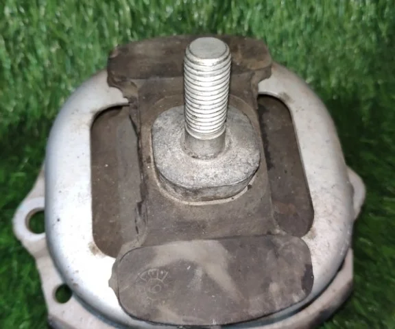 Опора двигателя передняя левая верхняя для BMW X5 Е70 2006-2013 на фотографиях