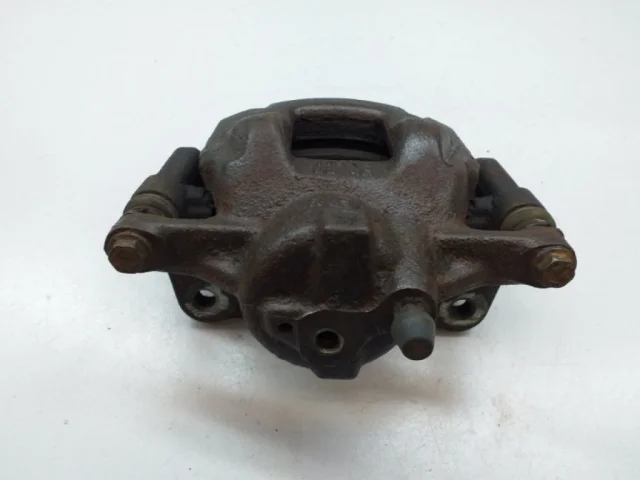 Суппорт передний правый для Toyota Auris E180 2012-2016 на фотографиях