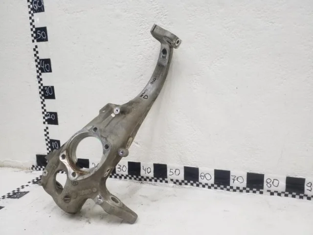 Кулак поворотный правый для Porsche Macan 95B 2014-2023 на фотографиях