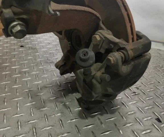 Кулак поворотный левый для Renault Scenic JM 2003-2006 на фотографиях