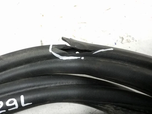 Уплотнитель багажника для Volkswagen Polo V Седан (6R) 2009-2015 на фотографиях