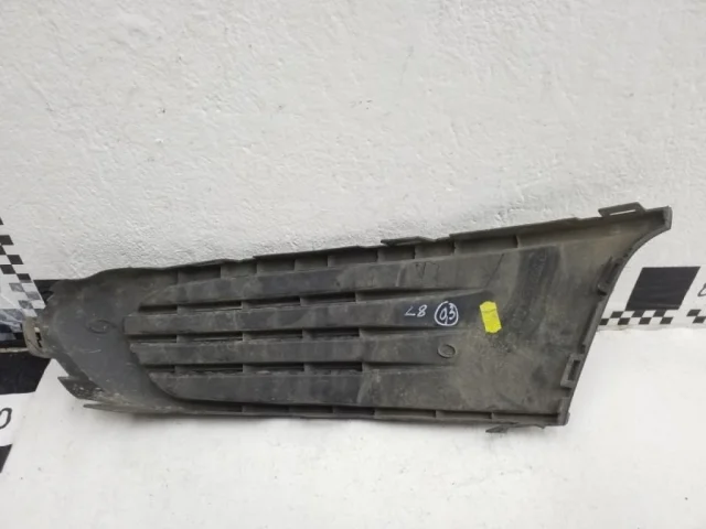 Заглушка ПТФ передняя правая для Volkswagen Polo IV Седан (9N2) 2003-2005 на фотографиях