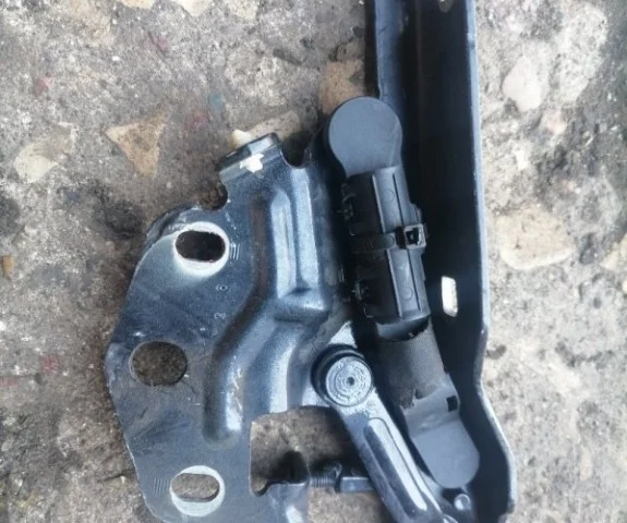 Петля капота правая для Volkswagen Passat (B6, Typ 3C) 2005-2010 на фотографиях