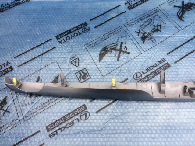 Накладка на торпеду (борода) для Toyota RAV4 XA40 rest 2015-2019 на фотографиях