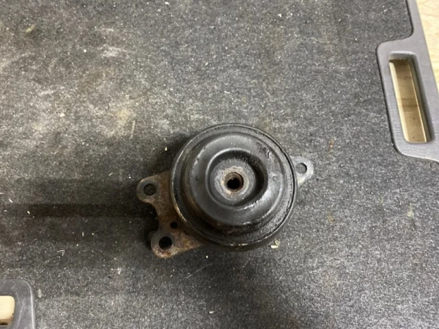 Опора двигателя передняя левая нижняя для Nissan Teana J32 2008-2013 на фотографиях