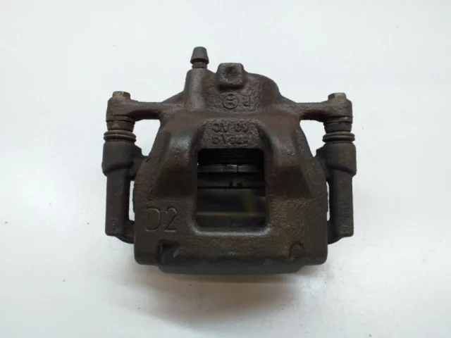 Суппорт передний правый для Toyota Auris E180 2012-2016 на фотографиях