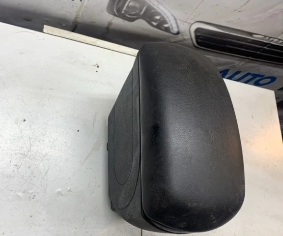 Подлокотник передний для Citroen C4 Хэтчбек 3dr 2004-2011 на фотографиях