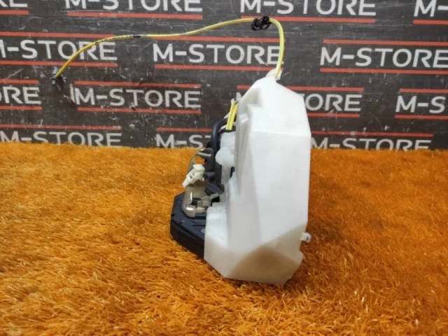 Замок задней левой двери для Mercedes-Benz S class W220 1998-2005 на фотографиях