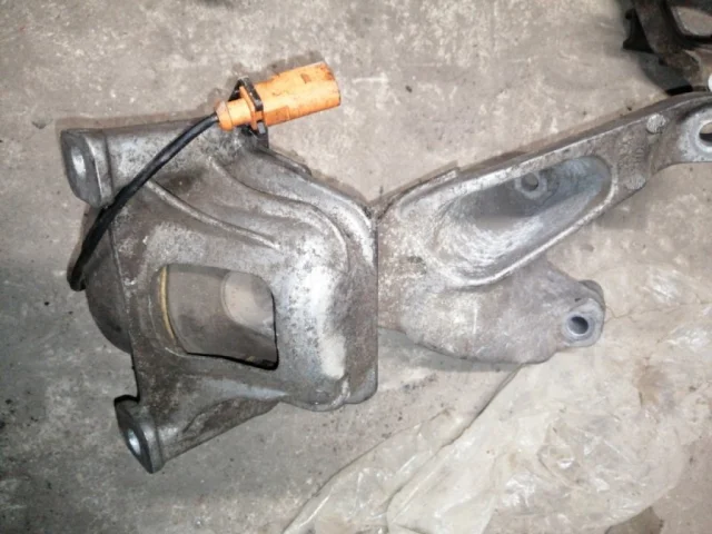 Опора двигателя задняя правая нижняя для Audi A4 B8 2007-2015 на фотографиях