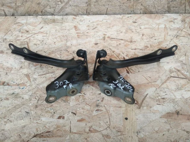 Петля капота левая для Toyota Land Cruiser 200 2007-2015 на фотографиях