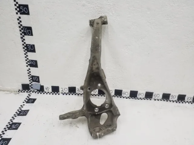 Кулак поворотный правый для Porsche Macan 95B 2014-2023 на фотографиях