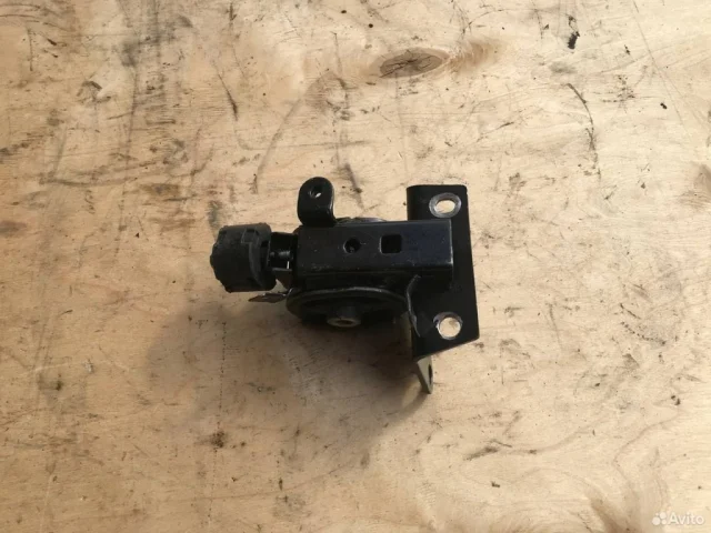 Опора двигателя передняя левая нижняя для Toyota Avensis Седан T250 2003-2008 на фотографиях