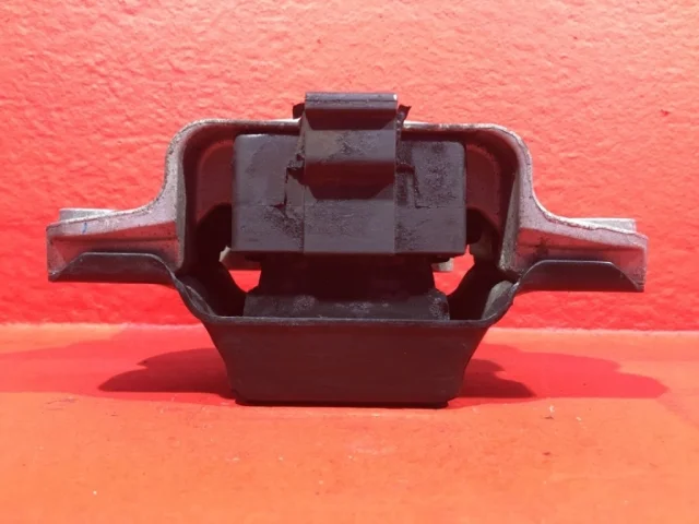 Опора двигателя передняя левая верхняя для Volkswagen Jetta 5 1K 2005-2010 на фотографиях