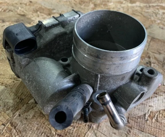 Дроссельная заслонка для Audi A4 B6 Кабриолет 2000-2004 на фотографиях