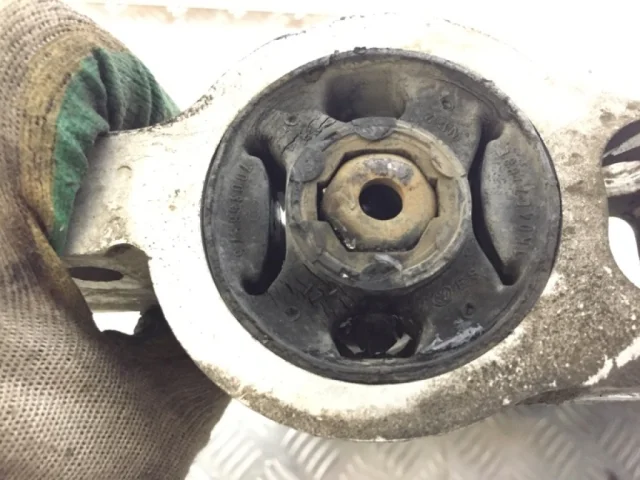 Рычаг передний левый нижний для Skoda Octavia A5 на фотографиях