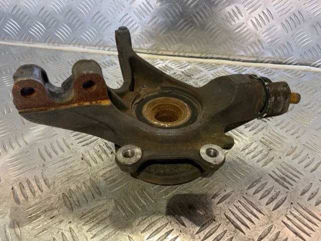 Кулак поворотный правый для Citroen C4 Хэтчбек 3dr 2004-2011 на фотографиях