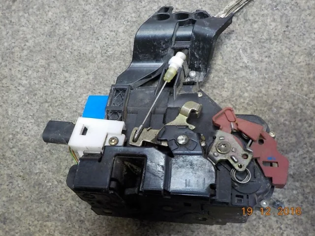 Уплотнитель передней правой двери для Volkswagen Touareg I (7L) 2002-2010 на фотографиях