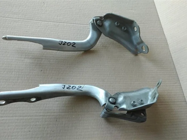 Петля капота левая для Toyota Land Cruiser 200 2007-2015 на фотографиях