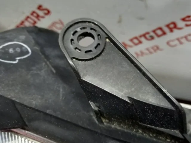 Фара ксенон левая для Suzuki SX4 2006-2009 на фотографиях