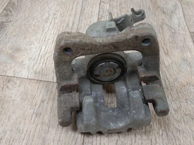 Суппорт задний правый для Skoda Octavia A5 Tour на фотографиях