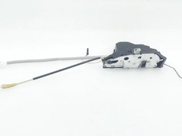 Уплотнитель передней правой двери для BMW 5er Ф10 2010-2013 на фотографиях