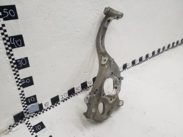 Кулак поворотный правый для Porsche Macan 95B 2014-2023 на фотографиях