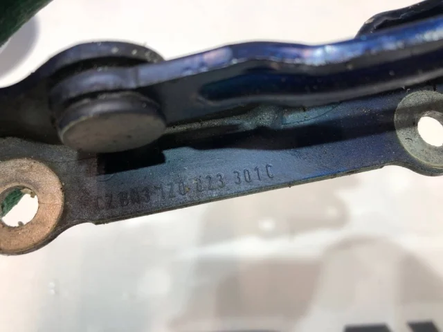 Петля капота левая для Skoda Octavia A5 на фотографиях