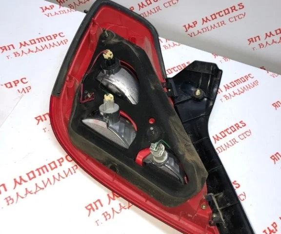 Фонарь правый для Nissan Teana J31 2003-2007 на фотографиях