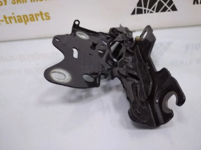 Петля капота левая для BMW X5 G05 2018+ на фотографиях