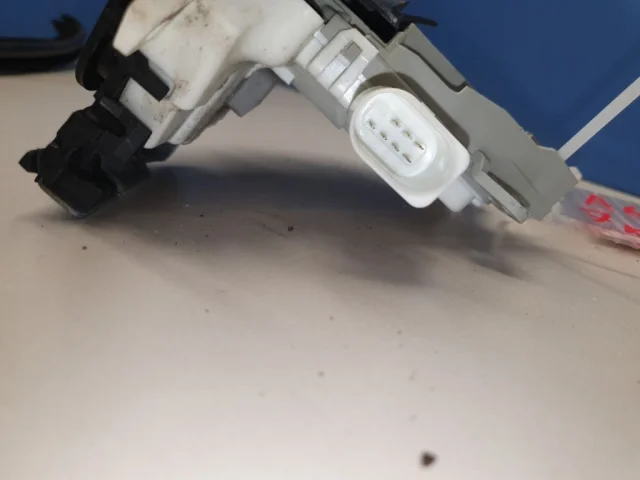 Уплотнитель передней правой двери для Audi A4 B8 2007-2015 на фотографиях