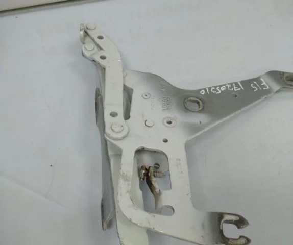 Петля капота левая для BMW X5 F15 (Ф15) 2013-2018 на фотографиях