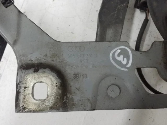 Петля капота левая для Audi Q5 8R 2008-2016 на фотографиях