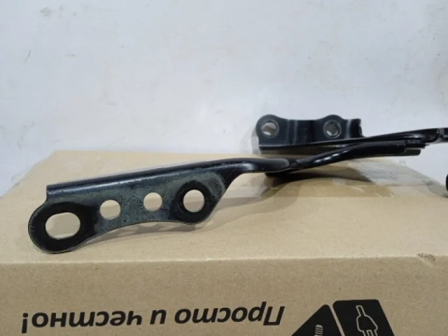 Петля капота правая для Toyota RAV4 XA40 rest 2015-2019 на фотографиях