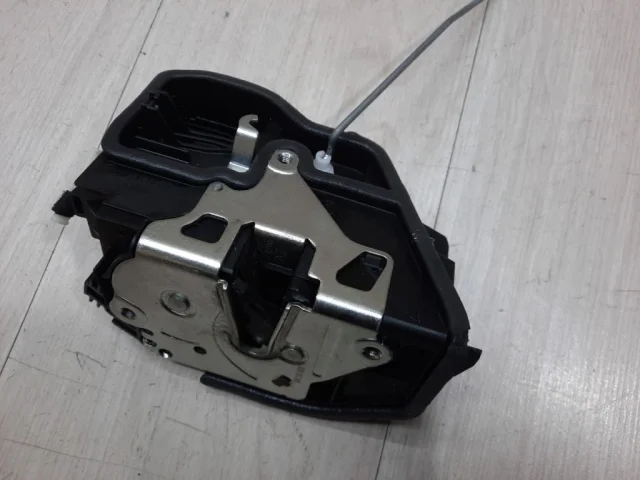 Уплотнитель передней правой двери для BMW 5er Ф10 Rest. 2014-2017 на фотографиях