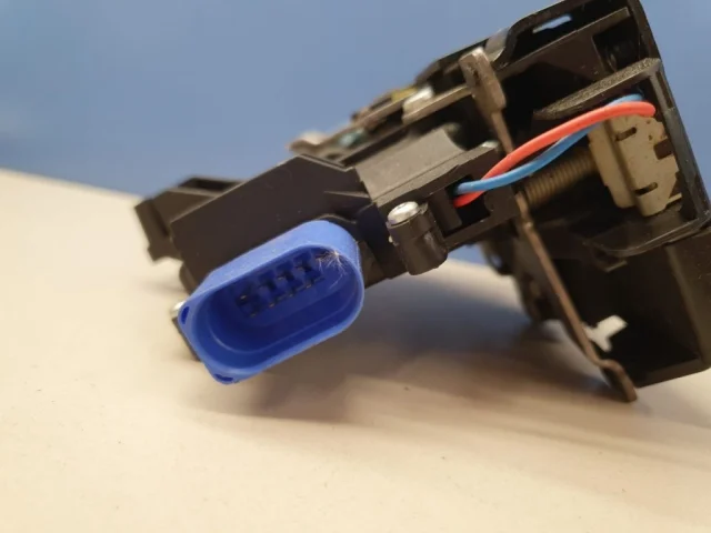 Уплотнитель передней правой двери для Volkswagen Touareg I (7L) 2002-2010 на фотографиях