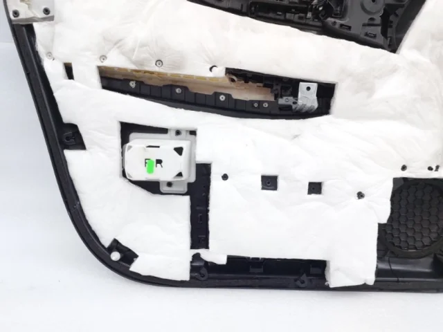 Уплотнитель передней правой двери для Nissan X-Trail T32 JDM 2013-2022 на фотографиях