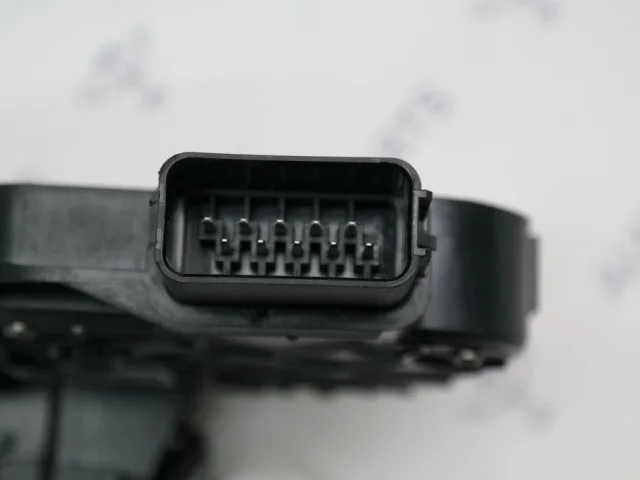 Уплотнитель передней правой двери для Land Rover Discovery L319 2009-2013 на фотографиях