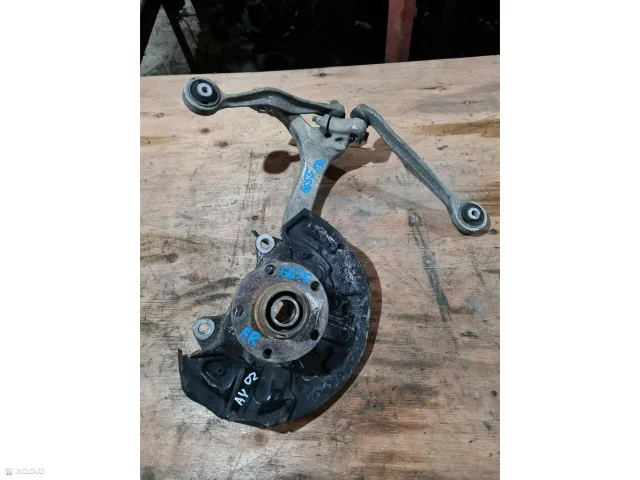 Кулак поворотный правый для Audi A4 B7 Avant 2004-2008 на фотографиях