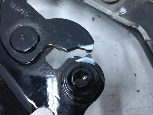 Петля капота левая для BMW 3er G20 2018+ на фотографиях