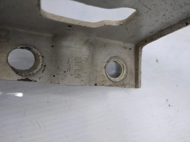 Петля капота левая для Hyundai ix35 1 2009-2013 на фотографиях