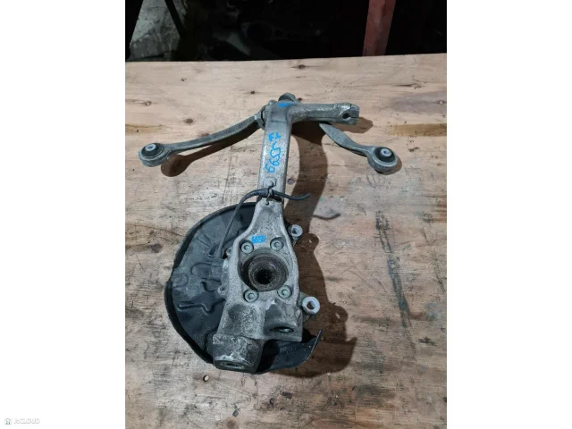 Кулак поворотный правый для Audi A4 B7 Avant 2004-2008 на фотографиях