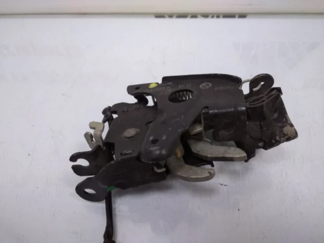 Замок капота левый для BMW 5er G30 2016-2023 на фотографиях