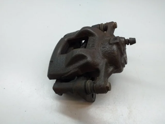 Суппорт передний правый для Toyota Auris E180 2012-2016 на фотографиях