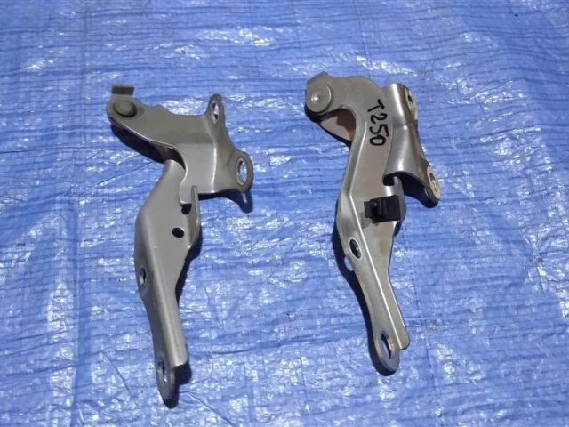 Петля капота левая для Toyota Avensis Седан T250 2003-2008 на фотографиях