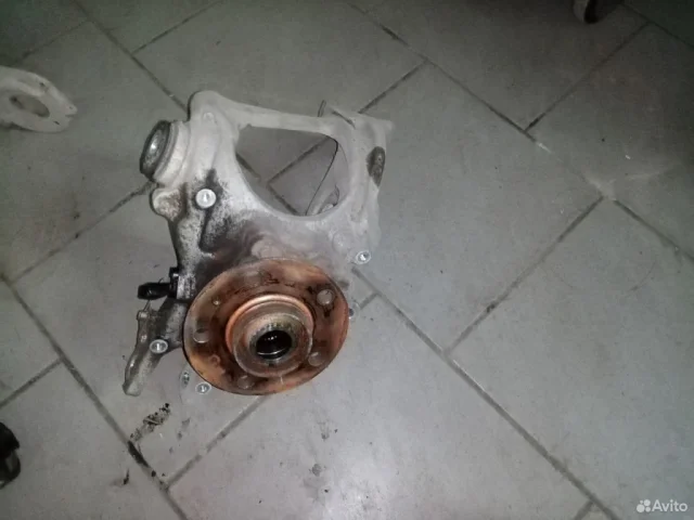 Цапфа задняя левая для Audi A6 C7 2010-2018 на фотографиях