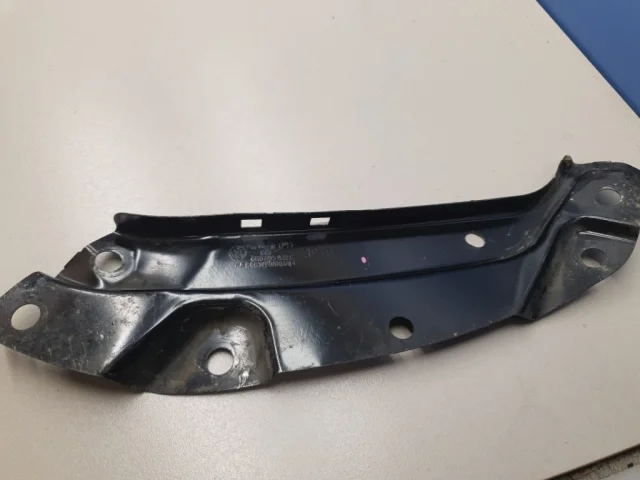 Кронштейн правой фары верхний для Volkswagen Polo V (6C) Седан 2015-2020 на фотографиях