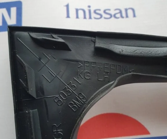 Уплотнитель передней левой двери для Nissan Qashqai J11 2013-2019 на фотографиях