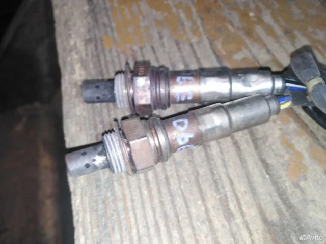 Лямбда-зонд (верхний) для Audi A6 C6 Avant 2004-2011 на фотографиях