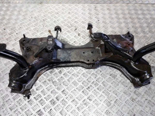 Подрамник двигателя для Suzuki SX4 2006-2009 на фотографиях